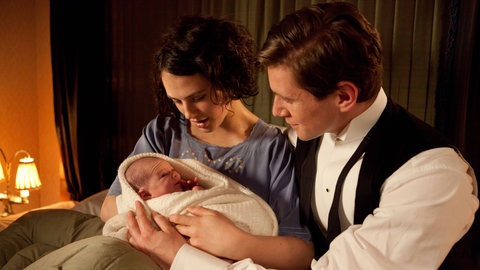 Aufnahme aus Downton Abbey: Sybil und Branson freuen sich über ihr Baby
