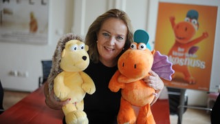 Filmproduzentin Gabriele M. Walther mit Figuren aus dem Animationsfilm "Der kleine Drache Kokosnuss"