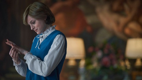 The Crown (4. Staffel): Diana Spencer (Emma Corrin) bewundert ihren Verlobungsring
