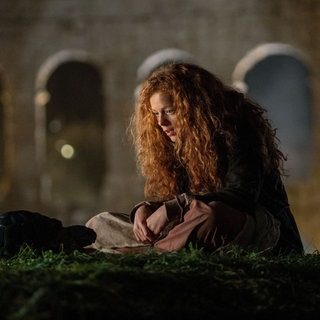 Das Waisenmädchen Momo (Alexa Goodall) lebt in den Ruinen eines alten römischen Amphitheaters.