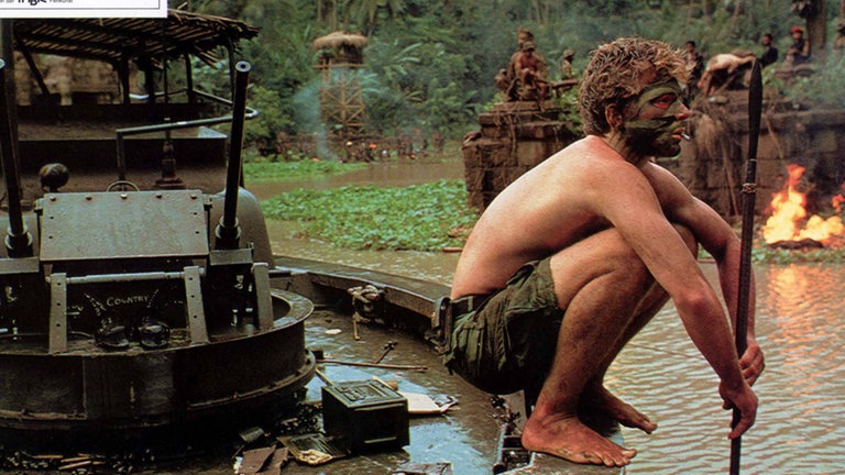 Kämfper hockt auf dem Rand eines Militärschiffes