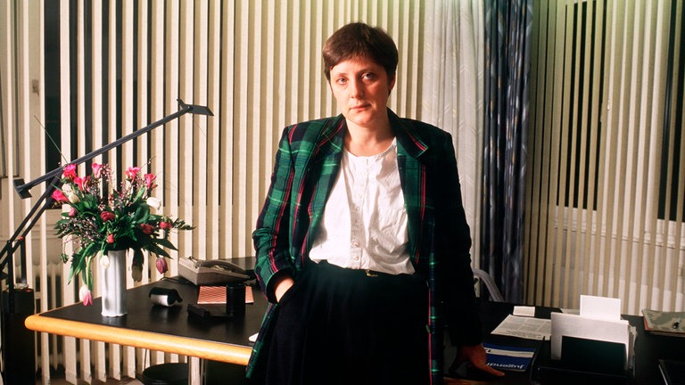 Angela Merkel in ihrem Büro 1991