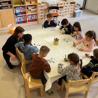 Seit der ersten PISA-Studie vor 25 Jahren fordern Expert:innen, dass die frühkindliche Förderung ausgebaut werden muss. Doch Kitas haben mit immer weniger Ressourcen und Personal zu kämpfen.