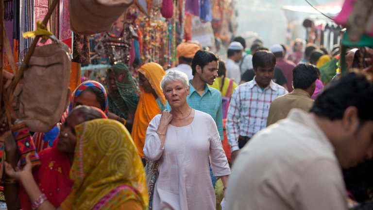 Judi Dench im weißen Kleid auf einem indischen Markt in „Best Exotic Marigold Hotel“