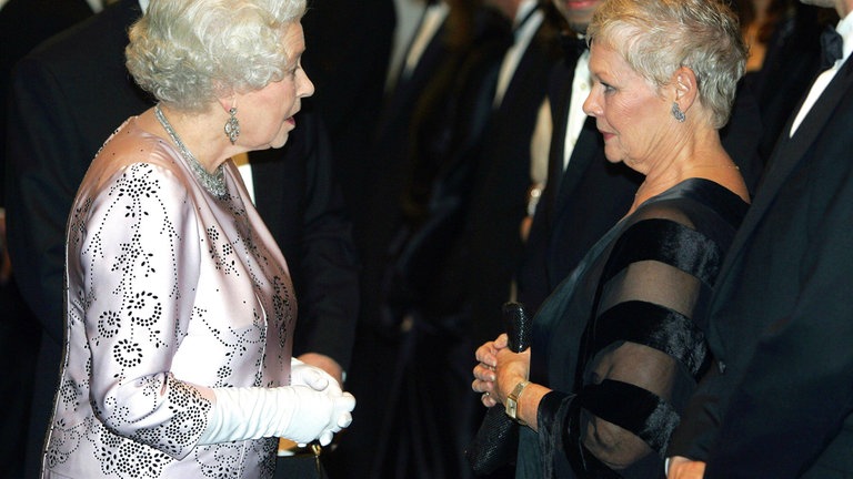 Elizabeth II. und Judi Dench bei der Filmpremiere von „Casino Royale“ (2006). 