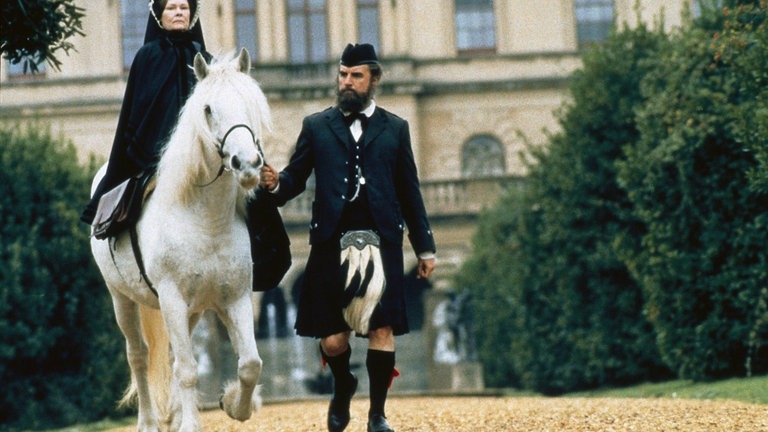 Judi Dench als Königin Victoria zu Pferd im Trauerkleid. Neben ihr Billy Connolly als John Brown.