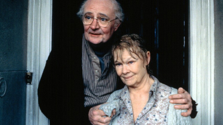 Judi Dench neben Jim Broadbent in „Iris“