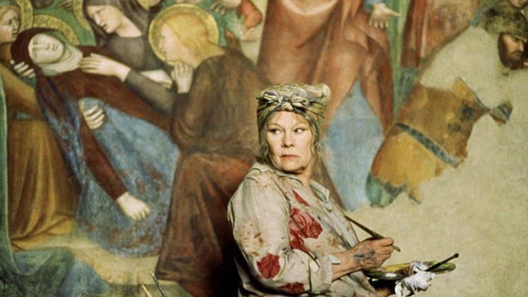 Judi Dench als Malerin vor italienischen Fresken aus der italienischen Gemeinde San Gimignano