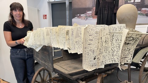 Der Zettelspieß: Ein origineller Notizblock der Barockzeit aus Edgar Reitz' Film "Leibniz", präsentiert von der Leiterin des Filmhauses in Simmern