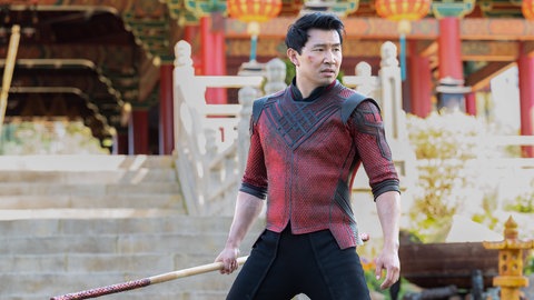Schauspieler Simu Liu als Marvel-Held "Shang Chi" in einer Filmszene.
