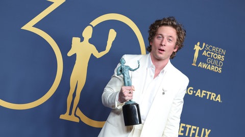 Schauspieler Jeremy Allen White mit der Ausreichnung der Screen Actors Guid Awards nach der Preisverleihung am 24.2.2024