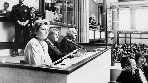 Szene aus Hotel Termius: Klaus Barbie (mittig hinten sitzend) während seines Prozesses in Lyon, Frankreich, 1988.