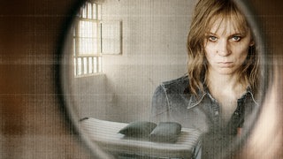 Gudrun Ensslin (Lilith Stangenberg) vor Gefängniszelle mit Guckloch - Bildmontage.