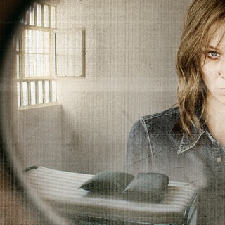 Gudrun Ensslin (Lilith Stangenberg) vor Gefängniszelle mit Guckloch - Bildmontage.