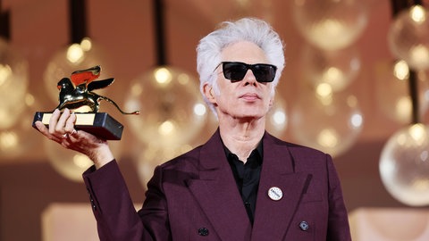 Jim Jarmusch posiert mit dem Goldenen Löwen für seinen Film „Father Mother Sister Brother“.