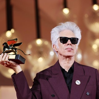 Jim Jarmusch posiert mit dem Goldenen Löwen für seinen Film „Father Mother Sister Brother“.