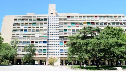 Die „Unité d’habitation“ in Marseille verfügt über 337 Wohnungen und der Wohnkomplex ist auch als „Cité Radieuse“ also 