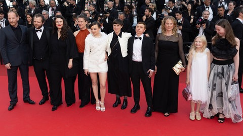 Der Filmcast von „In die Sonne schauen“ auf dem Roten Teppich von Cannes
