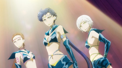 Filmstill „Pretty Guardian Sailor Moon Cosmos“: Die Sailor Starlights in hautengen Lack-Bikinis
