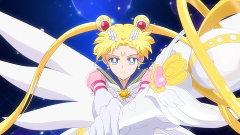 Filmstill „Pretty Guardian Sailor Moon Cosmos“: Eternal Sailor Moon hält entschlossen ihr magisches Szepter den Gegnern entgegen.