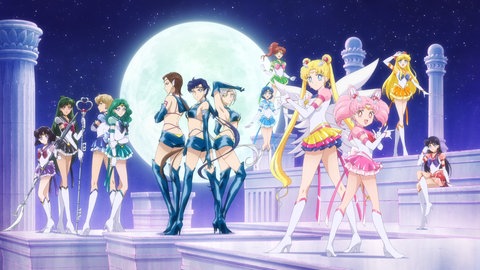 Filmstill „Pretty Guardian Sailor Moon Cosmos“: Gruppenbild der Sailor-Kriegerinnen in einem an antike Ruinen erinnernden Palast