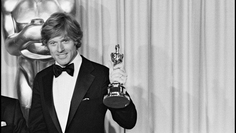 Robert Redford erhält den Oscar für „Eine ganz normale Familie“ (1981)