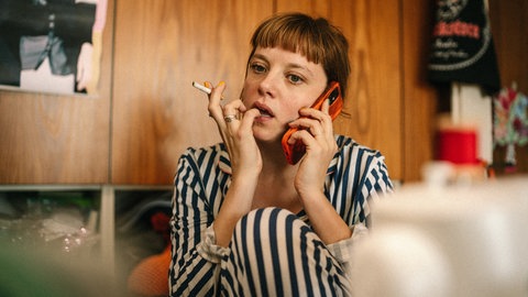 Im Gespräch mit der Sozialarbeiterin: Delphine von Plettenburg (Jella Haase)