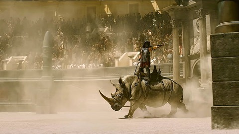 Kampfszene mit Nashörnern aus "Gladiator 2" von Ridley Scott