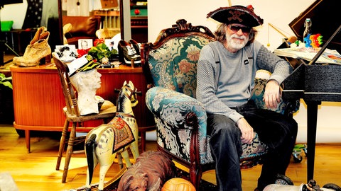 Helge Schneider mit Piratenhut am Flügel