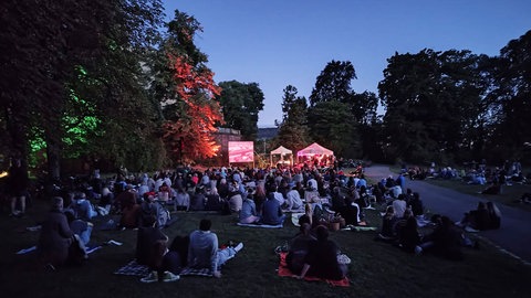 16mm Freiluftkino im Park der Villa Berg