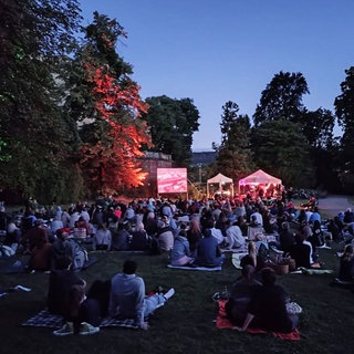 16mm Freiluftkino im Park der Villa Berg