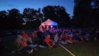16mm Freiluftkino im Park der Villa Berg