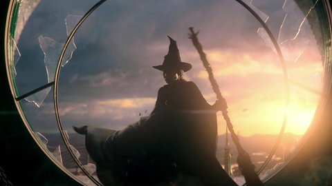 Film-Musical „Wicked“: Die Hexe Elphaba (Cynthia Erivo) im Gegenlicht. Ihre Silhouette erinnert an das Schreckensbild einer bösen Hexe.