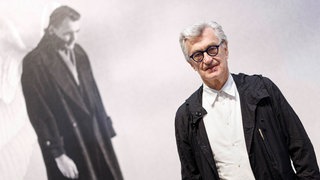  Wim Wenders vor einer Szene aus seinem Film „Der Himmel über Berlin“