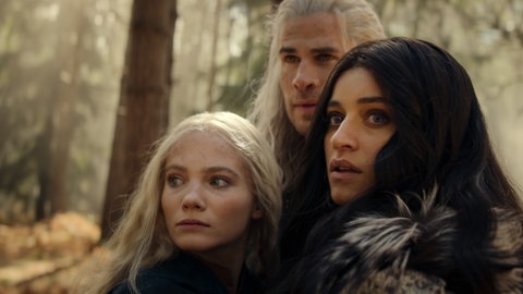The Witcher Staffel 4: Freya Allan als Ciri, Liam Hemsworth als Geralt von Riva, Anya Chalotra als Yennefer von Vengerberg,