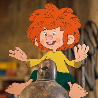 Filmbild des neuen Films "Pumuckl und das grosse Missverständnis" sitzt der kleine Kobold auf einer Lampe.