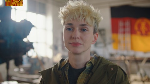 Filmstill: „Rote Stern überm Feld“ von Laura Laabs