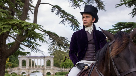Jonathan Bailey zu Pferde als Viscount Bridgerton in der Netflix-Serie "Bridgerton"