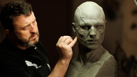 Mike Hill, Leiter der Abteilung für Prothesen-Make-up-Effekte, bei der Erstellung der Kreatur für "Frankenstein"