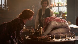  Mia Goth als Elizabeth und Oscar Issac als Victor Frankenstein in "Frankenstein" (2025).