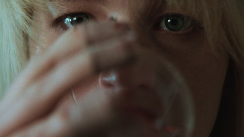 Filmstill: „Die, My Love“ von Lynne Ramsay mit Jennifer Lawrence und Robert Pattinson in den Hauptrollen