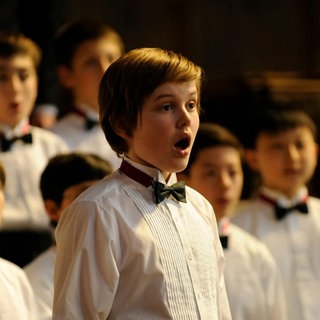 Szene aus dem Film "Boychoir". Garret Wareing als Stet.