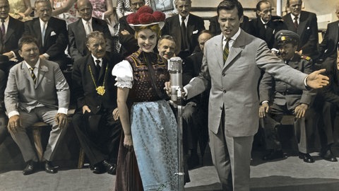 Marianne Hold und Dietmar Schönherr in der Verwechslungskomödie „Schwarzwälder Kirsch“ vom 1958, in der Regie von Geza von Bolvary