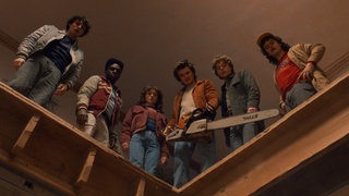 Finn Wolfhard (v-l), Caleb McLaughlin, Natalia Dyer, Joe Keery, Charlie Heaton, Gaten Matarazzo in einer Szene der fünften Staffel von „Stranger Things“.