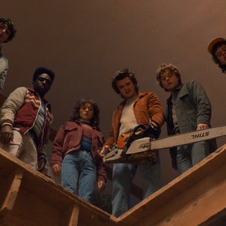 Finn Wolfhard (v-l), Caleb McLaughlin, Natalia Dyer, Joe Keery, Charlie Heaton, Gaten Matarazzo in einer Szene der fünften Staffel von „Stranger Things“.