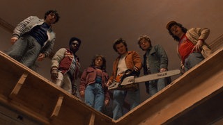 Finn Wolfhard als Mike Wheeler, Caleb McLaughlin als Lucas Sinclair, Natalia Dyer als Nancy Wheeler, Joe Keery als Steve Harrington, Charlie Heaton als Jonathan Byers und Gaten Matarazzo als Dustin Henderson in der fünften Staffel "Stranger Things".