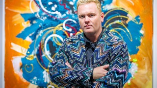 Künstler Leon Löwentraut in der Galerie Zimmermann & Heitmann.