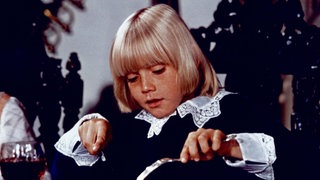 Der kleine Lord schneidet sein Essen