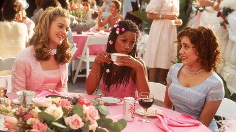 Alicia Silverstone, Stacey Dash und Brittany Murphy sitzen in einer Szene von Clueless um einen Tisch