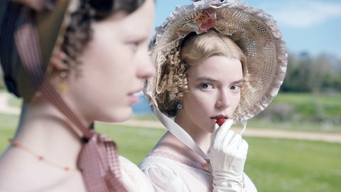 Mia Goth und Anya Taylor-Joy in "Emma" (2020)